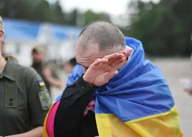 Українські захисники та цивільні повернулися з полону: серед звільнених — мешканці Дніпропетровщини