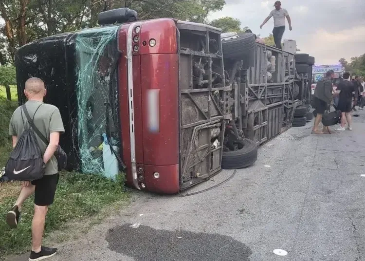 Жахлива ДТП на Дніпропетровщині: перекинувся пасажирський автобус, багато постраждалих
