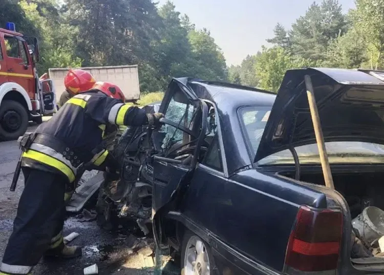 Рятувальники ДСНС витягують водія з понівеченого автомобіля після ДТП на Дніпропетровщині