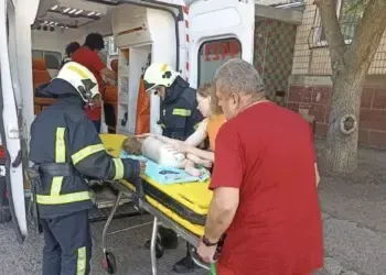 Рятувальники передають медикам травмовану дитину після падіння з вікна в Покрові