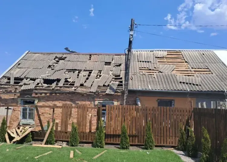 Наслідки обстрілу у Нікополі — пошкоджені будинки