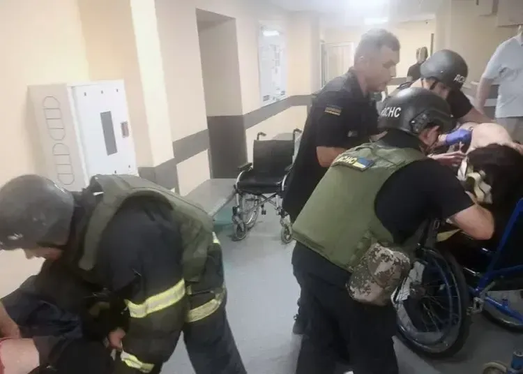 Росія обстріляла рятувальників ДСНС у Нікополі