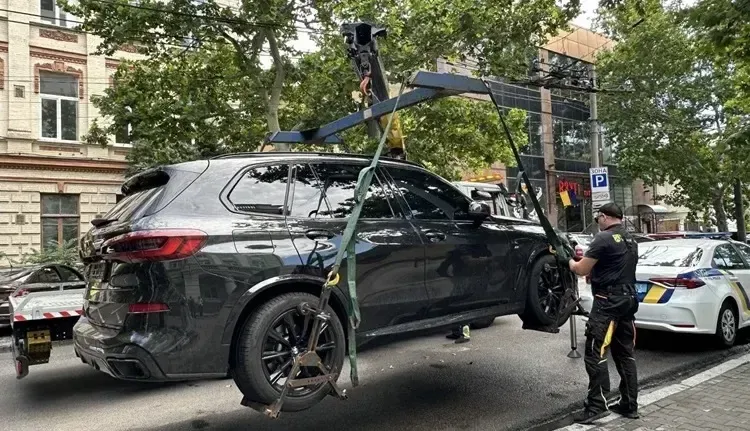 У Дніпрі евакуюють авто без номерів