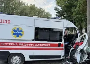 У Дніпрі «швидка» врізалась у стовп: загинув медик