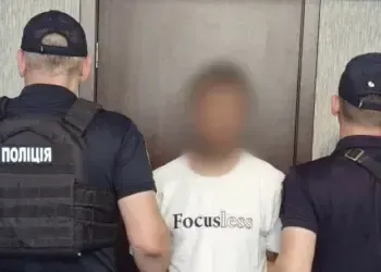 Жорстоке вбивство біля супермаркету в Камʼянському: вдарив у шию уламком пляшки