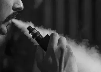 В Україні можуть повністю заборонити електронні сигарети: що відомо