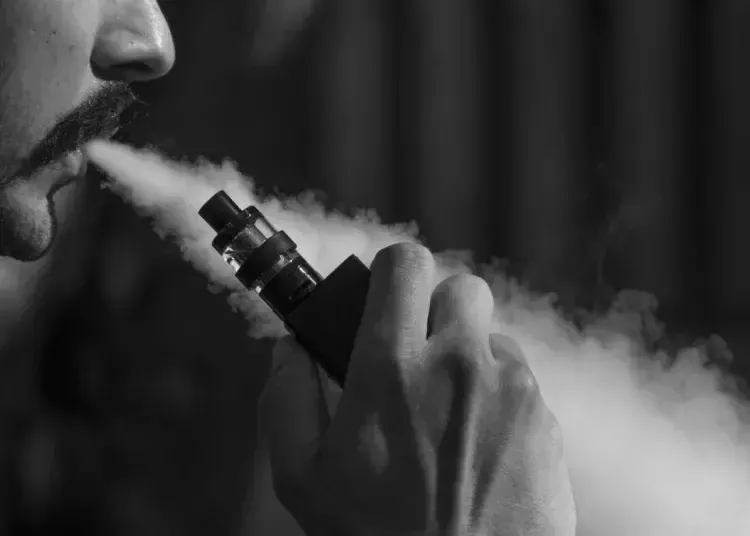 В Україні можуть повністю заборонити електронні сигарети: що відомо