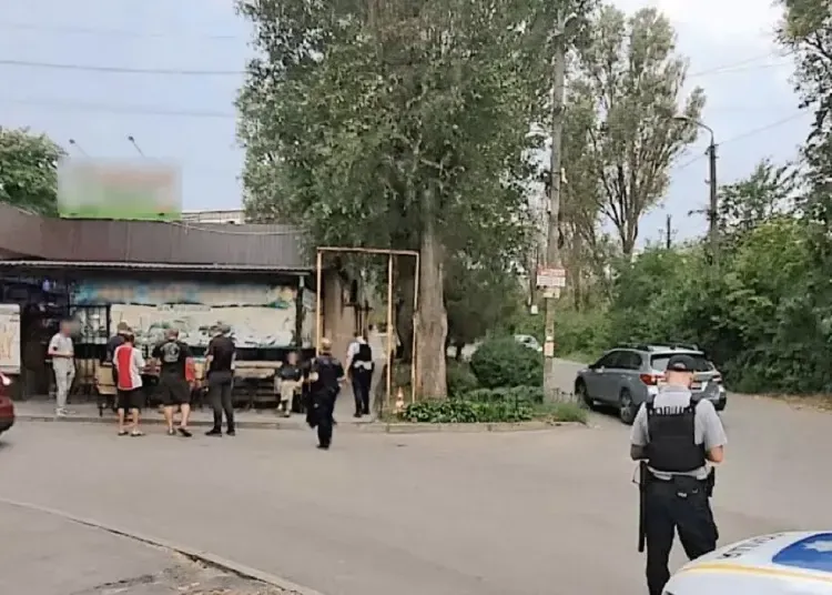 У Дніпрі чоловік погрожував підірвати гранату біля магазину
