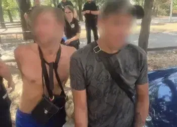 У Кривому Розі чоловіки погрожували перехожим пістолетом
