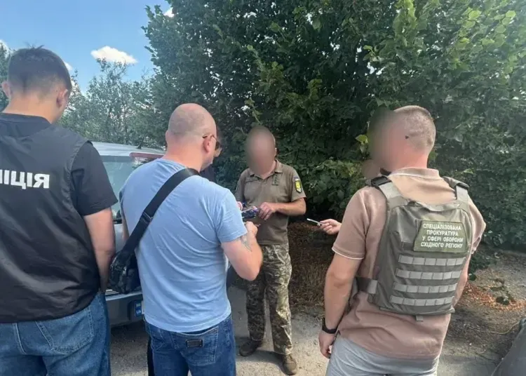 Військовий вимагав гроші за СЗЧ: поліцейські викрили хабарника на Дніпропетровщині