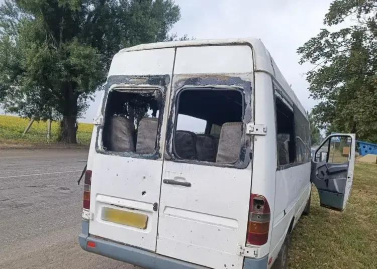 Дніпропетровщина: росія вдарила дроном по автобусу, який від працівників на роботу