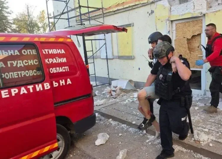 Російські удари по Дніпру та Кам’янському: п’ятеро людей постраждали