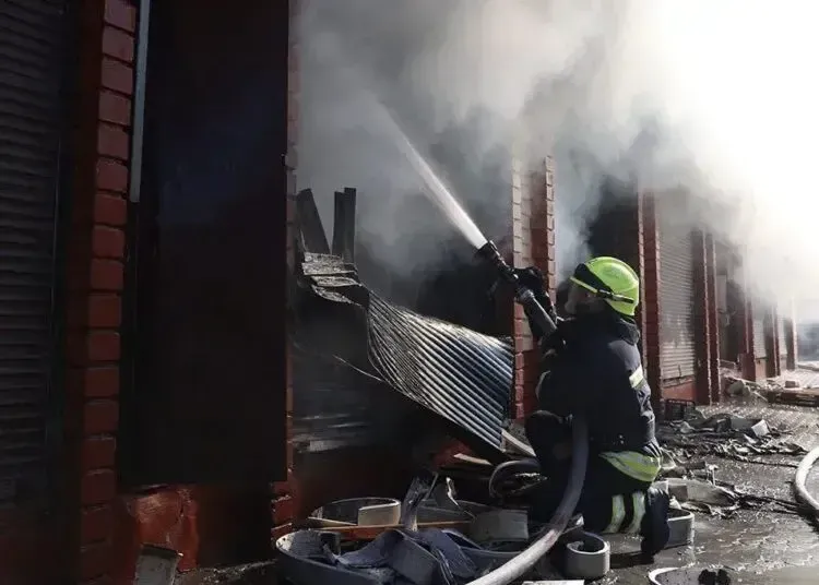 У Дніпрі рятувальники приборкали масштабну пожежу на ринку