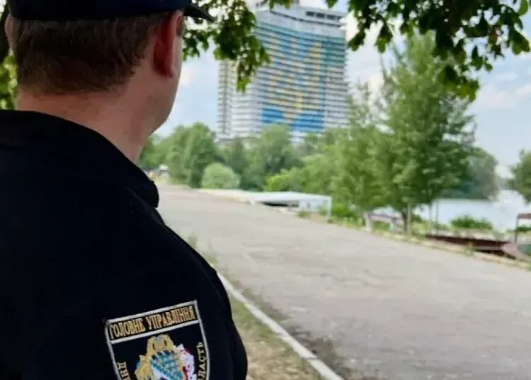 У Дніпрі діти гралися на небезпечній недобудові: поліція звернулася до батьків