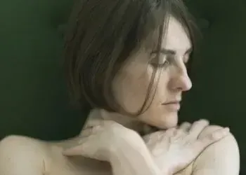Жінки справді більш тривожні за чоловіків — але причина зовсім не в гормонах
