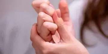 Чи шкідливо хрустіти пальцями: що кажуть лікарі