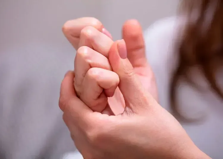Чи шкідливо хрустіти пальцями: що кажуть лікарі