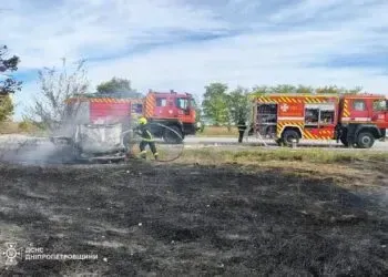 На Дніпропетровщині горіли дві машини: що сталося