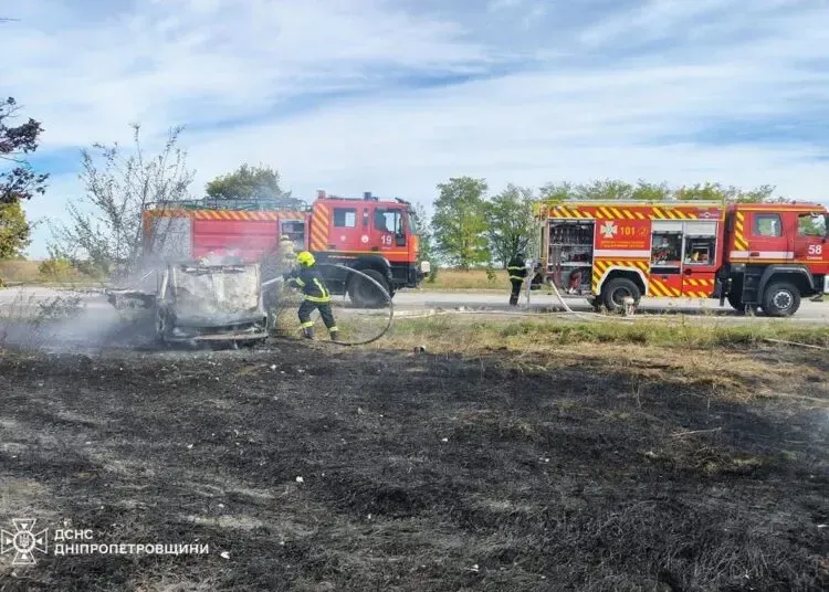 На Дніпропетровщині горіли дві машини: що сталося