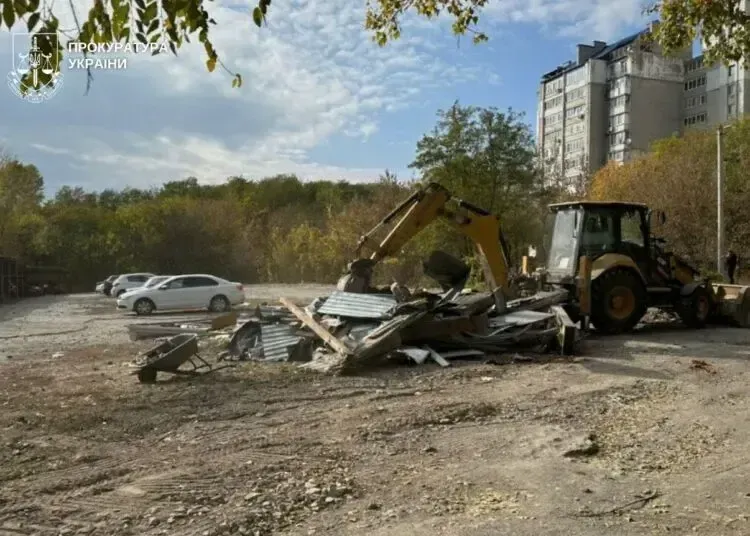 У Дніпрі “підприємиця” сім років тримала нелегальну стоянку — тепер її знесли