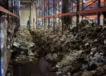 У Дніпрі ворог спалив 10 тисяч продуктових наборів з гуманітарної допомоги