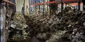 У Дніпрі ворог спалив 10 тисяч продуктових наборів з гуманітарної допомоги