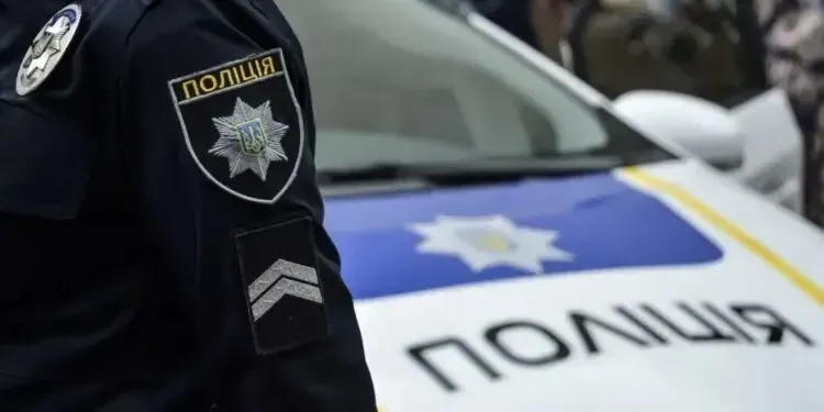 У Кам’янському дівчина “для веселощів” приміряла поліцейську форму