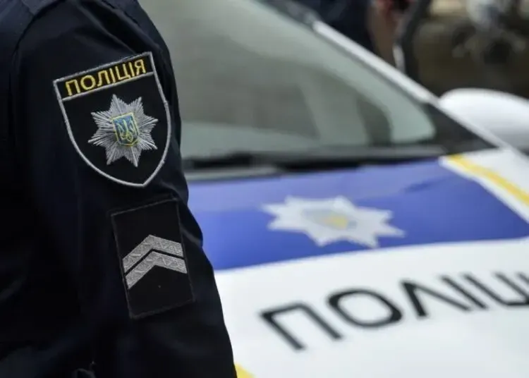 У Кам’янському дівчина “для веселощів” приміряла поліцейську форму