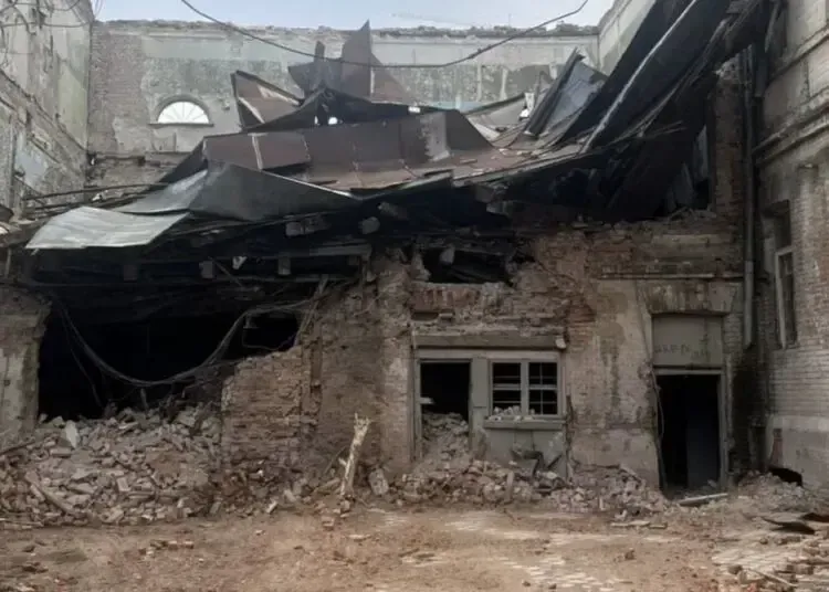 У центрі Дніпра обвалилась частина історичної будівлі: власник роками її занедбував