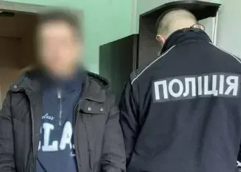 У Кам’янському чоловік кинув гранату в сусіда просто в тамбурі