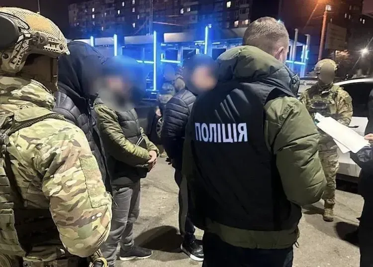 У Дніпрі затримали групу чоловіків, які «вибивали» з підприємця неіснуючий борг