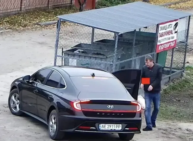 У Дніпрі чоловік викинув цуценят у мішку на смітник: мешканці шукають нелюда (ФОТО)