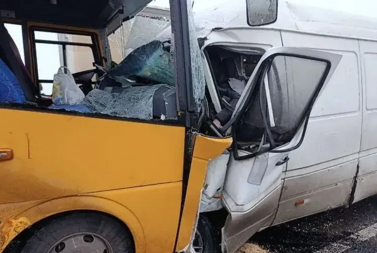 Жахлива аварія на Дніпропетровщині: шкільний автобус зіткнувся з мікроавтобусом