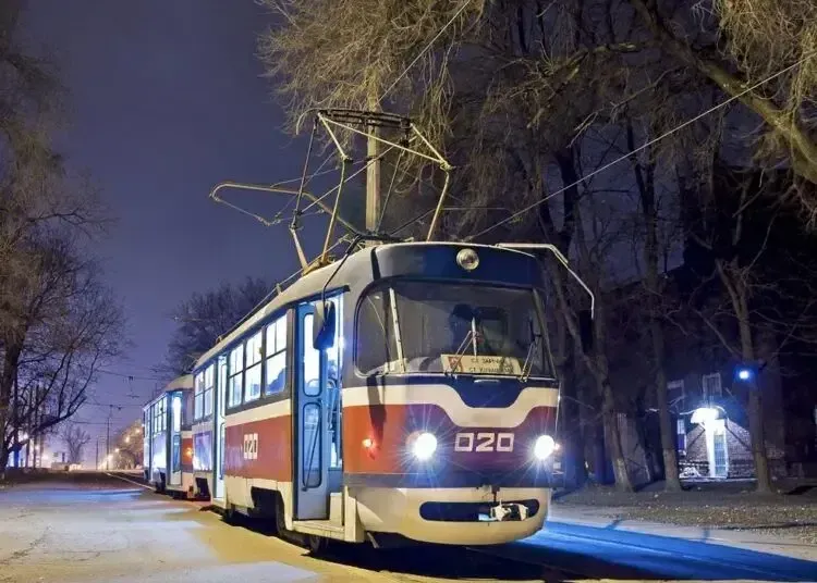 Надзвичайний випадок у Кривому Розі: чоловік вистрибнув зі швидкісного трамвая просто в тунелі