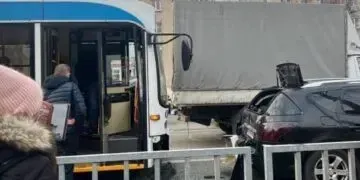 У Дніпрі тролейбус влаштував масштабну аварію