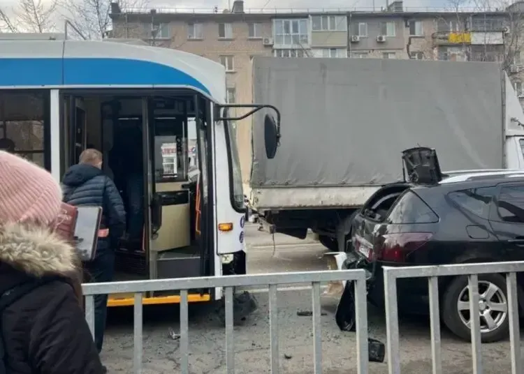 У Дніпрі тролейбус влаштував масштабну аварію