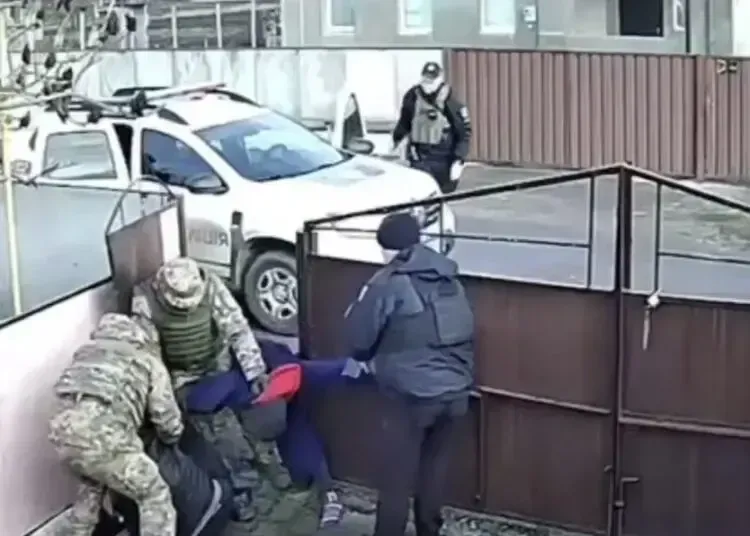 На Дніпропетровщині поліція напала на чоловіка, якого і так вже відгамселили