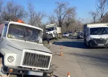 У Кривому Розі автобус з пасажирами врізався у вантажівку
