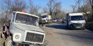 У Кривому Розі автобус з пасажирами врізався у вантажівку