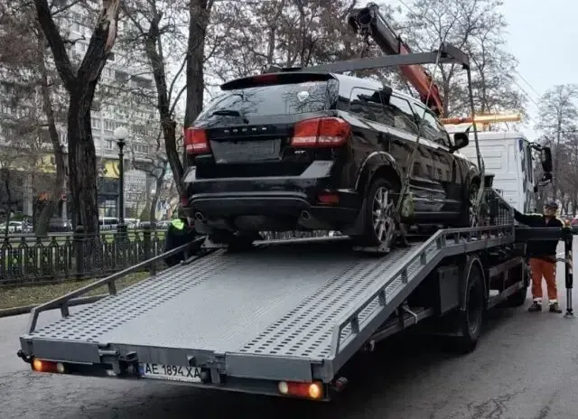 У Дніпрі зухвалий водій зняв номер з авто, щоб не отримати штраф
