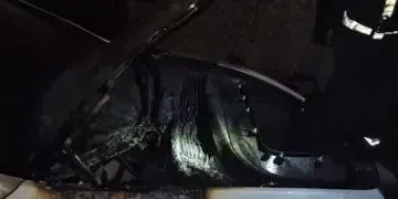 На Дніпропетровщині чоловік влаштував справжній екшн і спалив машину