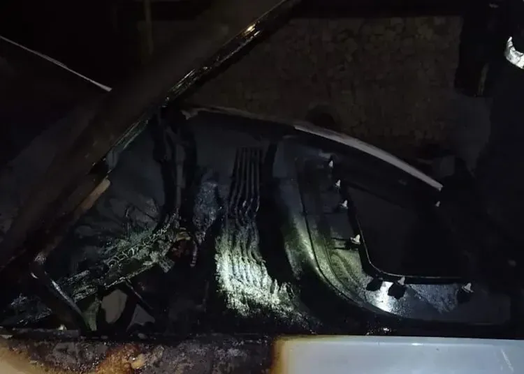 На Дніпропетровщині чоловік влаштував справжній екшн і спалив машину