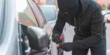 У Дніпрі злодії розбирають дорогі авто просто на парковках