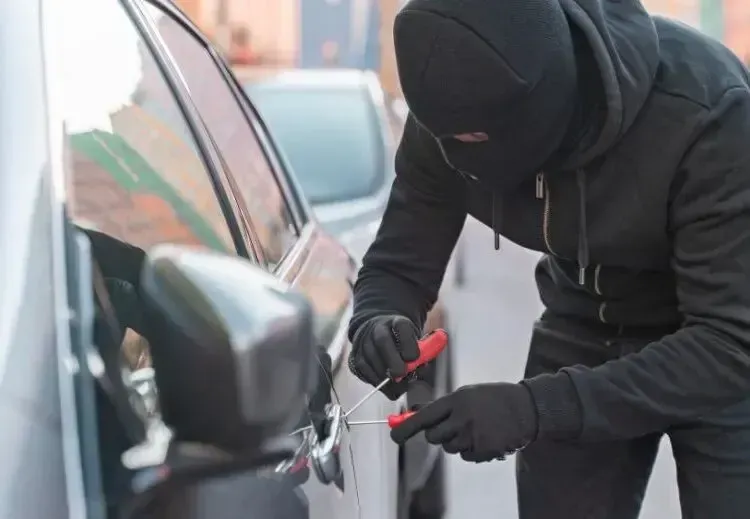 У Дніпрі злодії розбирають дорогі авто просто на парковках