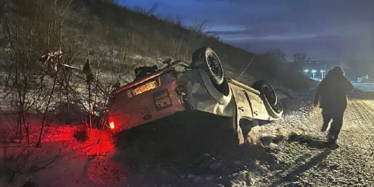 У Дніпрі автівка військового перекинулася на слизькій дорозі