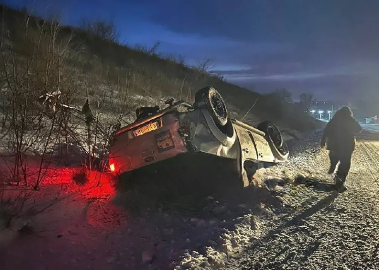 У Дніпрі автівка військового перекинулася на слизькій дорозі