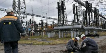 У Дніпрі енергетики засинають просто на морозі, бо днями працюють