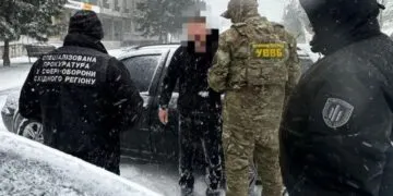 На Дніпропетровщині затримали прикордонника, який торгував дозволами на виїзд за кордон