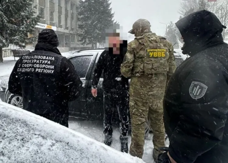 На Дніпропетровщині затримали прикордонника, який торгував дозволами на виїзд за кордон
