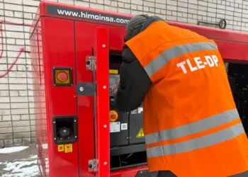 Дніпряни закидали генератор яйцями і стежили через камери за комунальниками